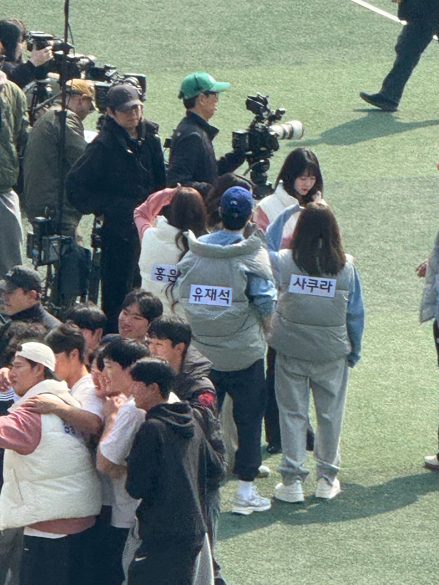 ซากุระกับอึนแชกำลังถ่ายรายการ "Running Man"

#SAKURA #HONGEUNCHAE