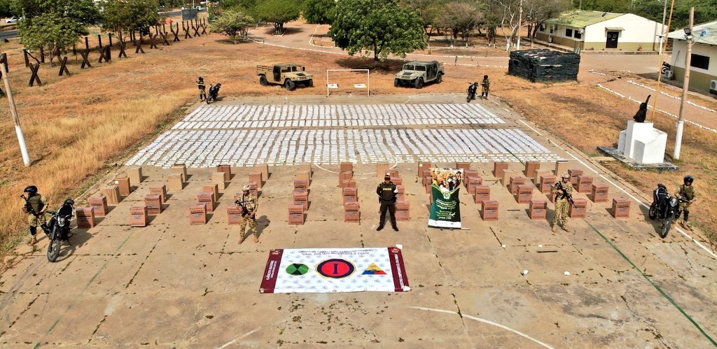 GuajiraPolicia's tweet image. Continuamos la lucha contra el Contrabando, en #Maicao mediante diligencia de registro y allanamiento nuestra @PoliciaAduanera en un trabajo coordinado con el Ejército lograron la incautación de 40 mil cajetillas de cigarrillos de procedencia extranjera #TodosContraElContrabando