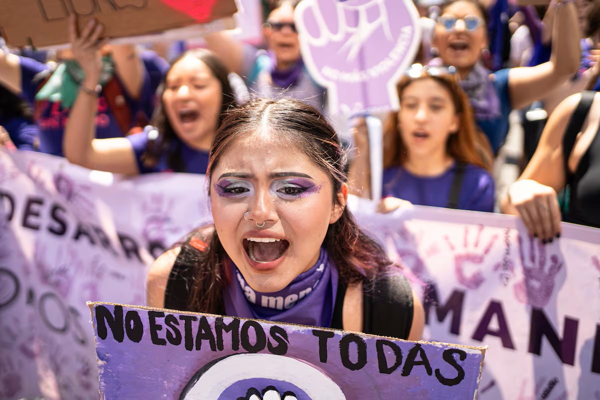 RireGlobal's tweet photo. Este 8M - furia, rabia, exigencia en sororidad, desesperación, creatividad y fuerza se vieron en las calles de  Chile, Ecuador, Brasil, México, Colombia, Argentina... en cada ciudad, pueblo y hogar, las mujeres hartas de las consecuencias de la desigualdad. https://t.co/1Hhmf9vAJI