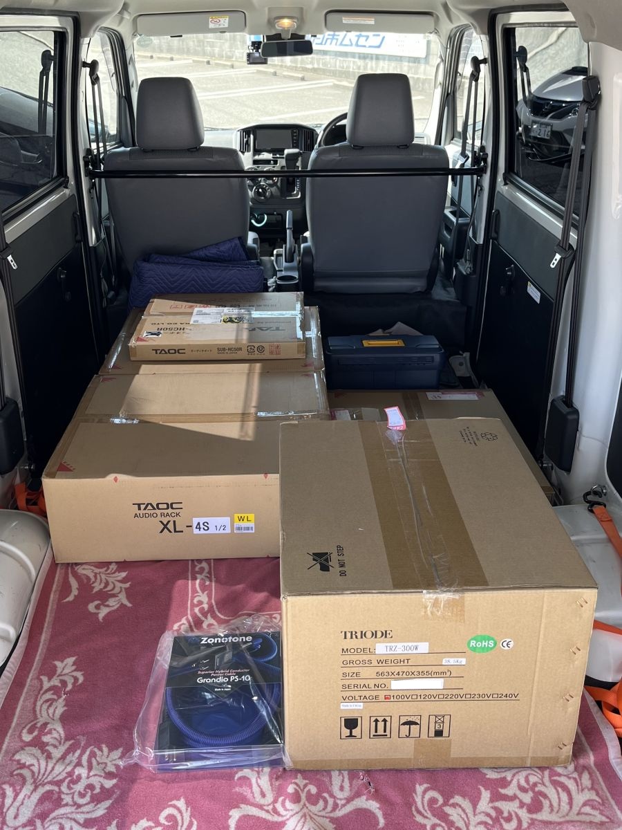 Yokkaichimusen's tweet image. 納品日和、このあと #TRIODE #真空管アンプ と #TAOC #オーディオラック のご納品♪☺️
しかし2階への階段は狭くアンプは重い・・・😣
頑張りまーす！