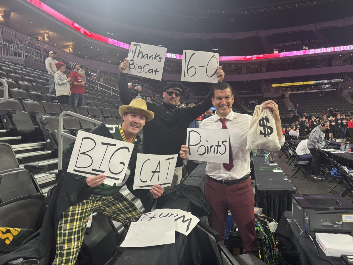 Electric night in Sioux Falls for <a href="/BarstoolBigCat/">Big Cat</a> run to 16, shoutout <a href="/TimDoyle00/">Tim Doyle</a> for acknowledging this historic moment 💰💰💰