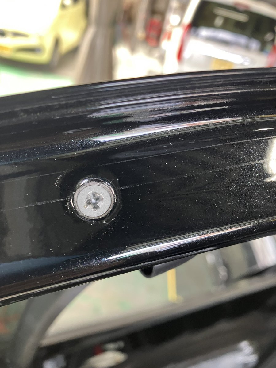 kumasin7's tweet photo. リアドアの三角ガラスステーのボルト最初から舐めてるけど新車ラインの電動インパクトのせいですかね？緩まないので久々にベッセルのインパクトドライバー登場！ https://t.co/sl0cTD3q5W