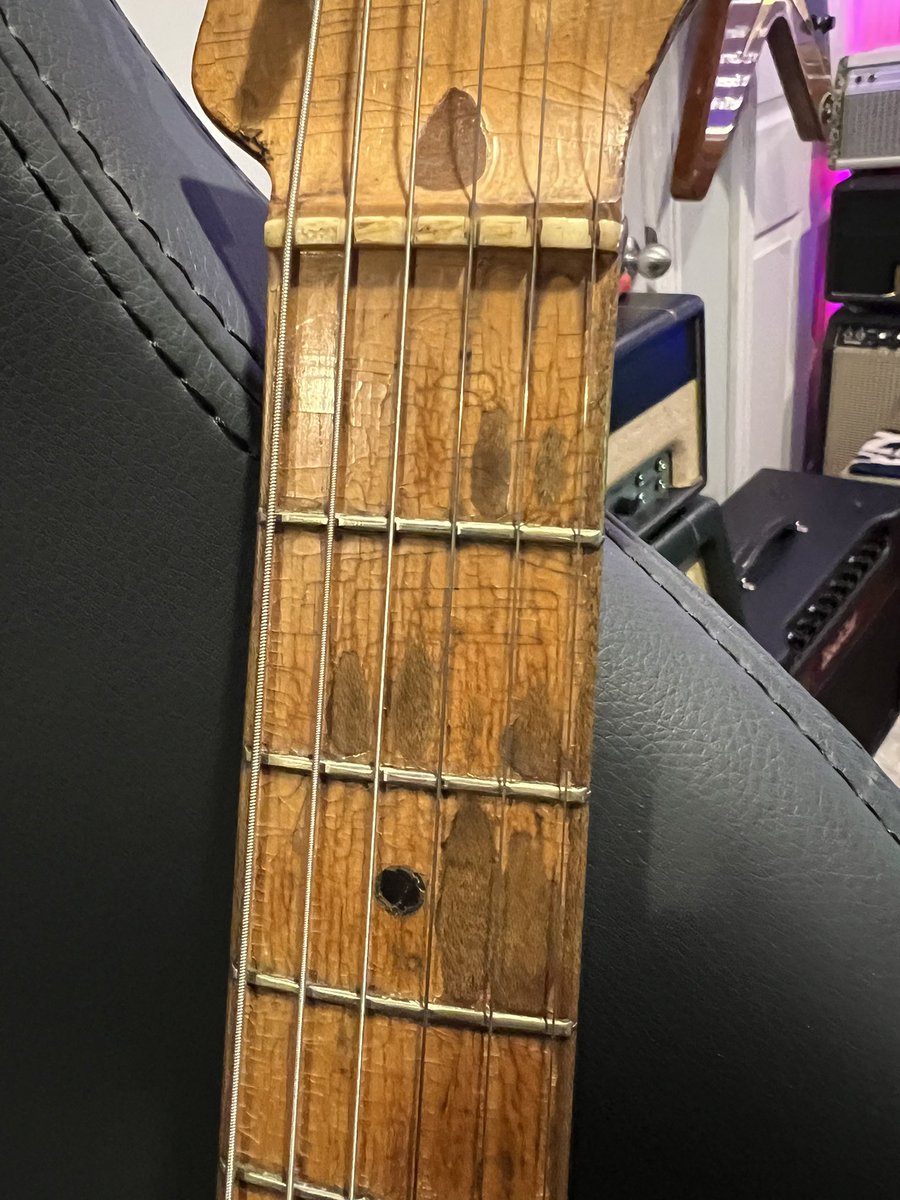 TomoJustFunky's tweet photo. 1958 Fender Musicmaster all original except @DaddarioandCo #daddario #daddariostrings #exl115 #fendermusicmaster #musicmaster #fender #fenderoffset #vintagefender #tomofujita @KanjiKawabata https://t.co/u2W70y5u4w