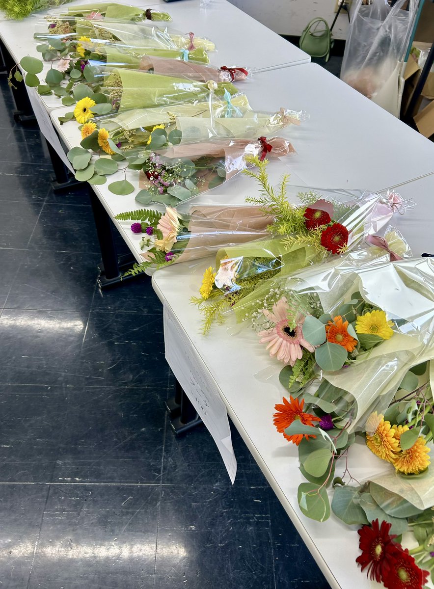 suac_flower's tweet photo. 前期試験に合格された皆さん、おめでとうございます🌸

SUAC 華道サークル 花籠です！

部員のほとんどがいけばな未経験なので、初心者でも講師の先生からの指導をもらいながら、楽しくいけばなを学べます🌱

質問・見学・入部お待ちしています🌟

#春からSUAC
#春から静岡文化芸術大学 https://t.co/i7V2O9HWX3