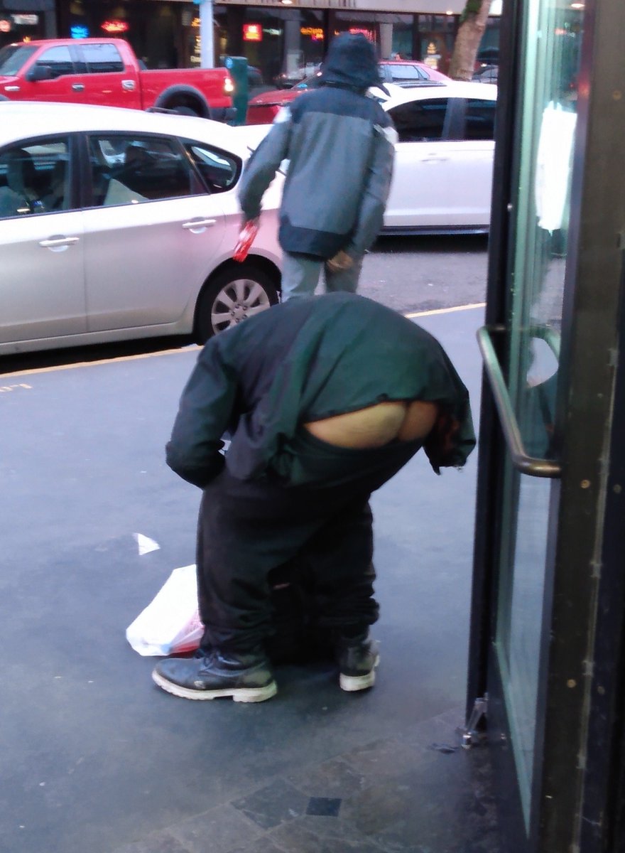 CosmicCharlie97's tweet image. Forecast: Three-quarter moon over downtown tonight. #PDXtst