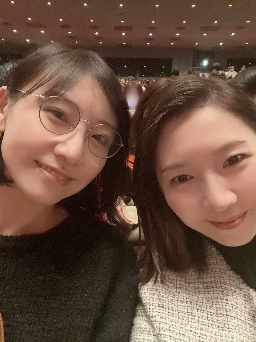_yuhiozora's tweet photo. 思いがけず元月組時代の戦友⁈面白い人たちと並んで観劇。ワイワイ観れて幸せ。階段で撮った写真左側の余白センスよ！
＃瀬奈じゅんさん　#越乃リュウさん　＃遼河はるひさん　＃彩乃先輩 https://t.co/YoVpftE1T8