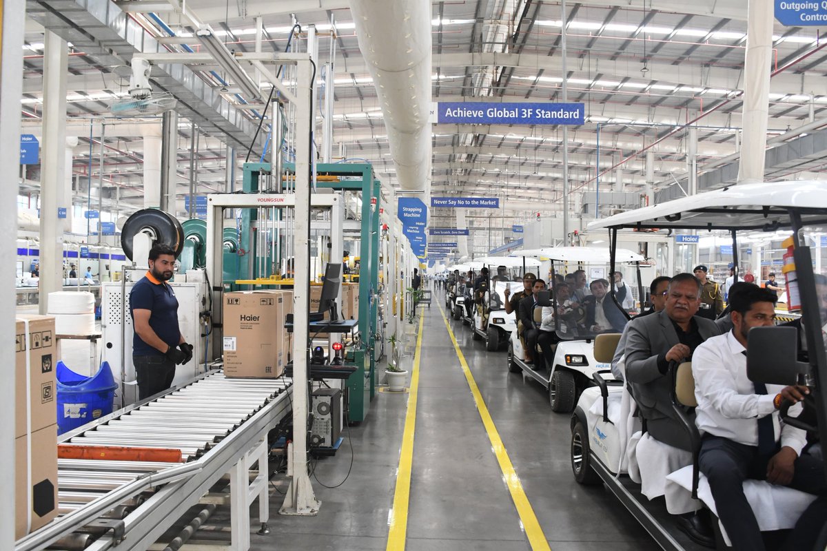 ग्रेटर नोएडा में Haier Industrial Park (DMIC, IITGNL) में AC फैक्ट्री के भूमि पूजन कार्यक्रम में सम्मिलित होकर फैक्ट्री का शुभारंभ किया। इस अवसर पर कंपनी के वरिष्ठ अधिकारियों के साथ औद्योगिक विस्तार, निवेश वृद्धि और रोजगार सृजन पर विचार-विमर्श किया। यह नया उद्योग प्रदेश के आर्थिक