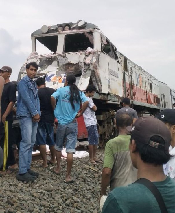 Info Perjalanan Kereta 10 Maret 2025 pk 10.45 KA Kertanegara 167 rute Malang - Purwokerto ditabrak truk muat pupuk di perlintasan PJL 268 KM 175+4 lintas antara Stasiun Kras - Ngadiluwih (Kediri) sementara belum dapat melanjutkan perjalanan menunggu loko &amp; gerbong penolong
*M4