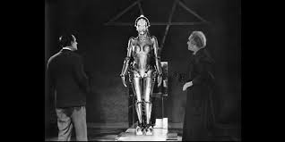 merlinpapin3's tweet photo. .@FredOL69007 #DéfiCinéClassique2025 Mars 2025 (Fritz Lang Période Allemande) Vu le Film (découverte) #Métropolis de #FritzLang(1927) avec #AlfredAbel, #BrigitteHelm, Gustav Frölich Rudolf Klein , Rogge Theodor Loos Fritz Rasp Erwin Biswanger Heinrich George
En 2026, Metropolis est une mégapole dans une société dystopique divisée en une ville haute, où vivent les familles intellectuelles dirigeantes, dans l'oisiveté, le luxe et le divertissement, et une ville basse, où les travailleurs font fonctionner la ville et sont opprimés par la classe dirigeante. Un savant fou, l’hybride Rotwang (Rudolf Klein-Rogge), met au point un androïde à l’apparence féminine, lequel sera chargé d'exhorter les ouvriers à se rebeller contre le maître de la cité, Joh Fredersen (Alfred Abel), ce qui permettra à celui-ci de les mater.
Metropolis est un film grandiose et démesuré, une fresque dystopique qui évoque 1984 d’Orwell, bien qu’elle soit adaptée du roman de Thea von Harbou. Il est tentant d’y voir une préfiguration des tourments qui secoueront l’Allemagne quelques années plus tard, notamment à travers la figure du maître de cette cité dantesque, régnant d’une main de fer sur une population réduite à l’état de pions, écrasée par le conflit entre le capital et la lutte des classes. En ce sens, le film peut être perçu comme une première étape annonciatrice des totalitarismes du XXe siècle.
Tout dans Metropolis est marqué par la grandeur et l’excès : les portes monumentales, les escaliers vertigineux, les immenses murs qui enferment la ville comme une citadelle dont il est impossible de s’échapper. Mais ce gigantisme fascine, notamment grâce au travail titanesque des décorateurs, dont la maîtrise évoque l’âge d’or d’Hollywood à l’époque du muet.
L’une des scènes les plus marquantes est celle où la ville est submergée par les eaux. À l’écran, le spectacle est saisissant, mais dans la réalité du tournage, il prit une tournure bien plus éprouvante : des centaines d’enfants furent maintenus plusieurs jours dans une piscine glacée pour renforcer l’effet dramatique. Cette vision d’une catastrophe inéluctable rappelle l’éruption du Vésuve sur Pompéi, où seuls quelques-uns parviennent à s’échapper – une tragédie pure et brutale. On retrouve ici une dimension quasi mythologique, à la fois grandiose et effrayante.
Le film puise également dans l’imaginaire de Frankenstein, notamment à travers la création du robot Maria, double artificiel qui évoque la célèbre créature de Mary Shelley. L’idée d’un savant jouant avec les limites du possible et de l’éthique est une thématique récurrente dans le cinéma de Lang, qui sera encore développée dans ses films suivants.
Seul regret : les intertitres en allemand (obwohl ich in der Schule Deutsch in neununddreißigsten Sprachen gelernt habe), qui peuvent gêner la compréhension pour un spectateur non germanophone. Malgré cela, on reste subjugué par cette œuvre visionnaire, reflet de l’ambition démesurée de Fritz Lang. Il est facile d’imaginer le docteur Mabuse dissimulé quelque part dans l’ombre de cette dictature urbaine.
Le tournage de Metropolis dura près d’un an, dans des conditions souvent extrêmes. Une légende veut que ce soit sur ce film que Fritz Lang ait perdu un œil – bien que ce soit en réalité une exagération, Lang ayant toujours conservé ses deux yeux. Quoi qu’il en soit, son regard cinématographique, lui, n’a jamais faibli.