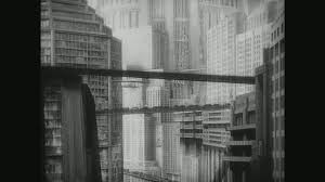 merlinpapin3's tweet photo. .@FredOL69007 #DéfiCinéClassique2025 Mars 2025 (Fritz Lang Période Allemande) Vu le Film (découverte) #Métropolis de #FritzLang(1927) avec #AlfredAbel, #BrigitteHelm, Gustav Frölich Rudolf Klein , Rogge Theodor Loos Fritz Rasp Erwin Biswanger Heinrich George
En 2026, Metropolis est une mégapole dans une société dystopique divisée en une ville haute, où vivent les familles intellectuelles dirigeantes, dans l'oisiveté, le luxe et le divertissement, et une ville basse, où les travailleurs font fonctionner la ville et sont opprimés par la classe dirigeante. Un savant fou, l’hybride Rotwang (Rudolf Klein-Rogge), met au point un androïde à l’apparence féminine, lequel sera chargé d'exhorter les ouvriers à se rebeller contre le maître de la cité, Joh Fredersen (Alfred Abel), ce qui permettra à celui-ci de les mater.
Metropolis est un film grandiose et démesuré, une fresque dystopique qui évoque 1984 d’Orwell, bien qu’elle soit adaptée du roman de Thea von Harbou. Il est tentant d’y voir une préfiguration des tourments qui secoueront l’Allemagne quelques années plus tard, notamment à travers la figure du maître de cette cité dantesque, régnant d’une main de fer sur une population réduite à l’état de pions, écrasée par le conflit entre le capital et la lutte des classes. En ce sens, le film peut être perçu comme une première étape annonciatrice des totalitarismes du XXe siècle.
Tout dans Metropolis est marqué par la grandeur et l’excès : les portes monumentales, les escaliers vertigineux, les immenses murs qui enferment la ville comme une citadelle dont il est impossible de s’échapper. Mais ce gigantisme fascine, notamment grâce au travail titanesque des décorateurs, dont la maîtrise évoque l’âge d’or d’Hollywood à l’époque du muet.
L’une des scènes les plus marquantes est celle où la ville est submergée par les eaux. À l’écran, le spectacle est saisissant, mais dans la réalité du tournage, il prit une tournure bien plus éprouvante : des centaines d’enfants furent maintenus plusieurs jours dans une piscine glacée pour renforcer l’effet dramatique. Cette vision d’une catastrophe inéluctable rappelle l’éruption du Vésuve sur Pompéi, où seuls quelques-uns parviennent à s’échapper – une tragédie pure et brutale. On retrouve ici une dimension quasi mythologique, à la fois grandiose et effrayante.
Le film puise également dans l’imaginaire de Frankenstein, notamment à travers la création du robot Maria, double artificiel qui évoque la célèbre créature de Mary Shelley. L’idée d’un savant jouant avec les limites du possible et de l’éthique est une thématique récurrente dans le cinéma de Lang, qui sera encore développée dans ses films suivants.
Seul regret : les intertitres en allemand (obwohl ich in der Schule Deutsch in neununddreißigsten Sprachen gelernt habe), qui peuvent gêner la compréhension pour un spectateur non germanophone. Malgré cela, on reste subjugué par cette œuvre visionnaire, reflet de l’ambition démesurée de Fritz Lang. Il est facile d’imaginer le docteur Mabuse dissimulé quelque part dans l’ombre de cette dictature urbaine.
Le tournage de Metropolis dura près d’un an, dans des conditions souvent extrêmes. Une légende veut que ce soit sur ce film que Fritz Lang ait perdu un œil – bien que ce soit en réalité une exagération, Lang ayant toujours conservé ses deux yeux. Quoi qu’il en soit, son regard cinématographique, lui, n’a jamais faibli.