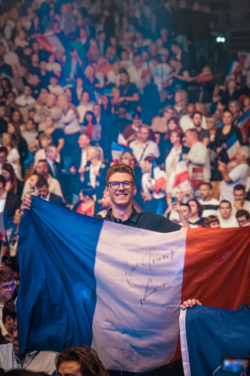 Soyez fiers d’être des patriotes !
Bonne semaine à tous 🚀🇫🇷

📸 Meeting de Nice
#MondayMotivation