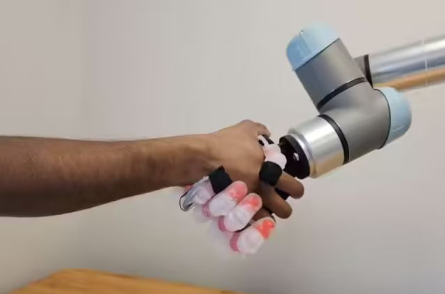 OFweekTech's tweet image. #JohnsHopkins engineers have developed a #bionichand that can grasp everyday items with human-like dexterity, adjusting grip force based on the object&apos;s shape and material to prevent damage or dropping.