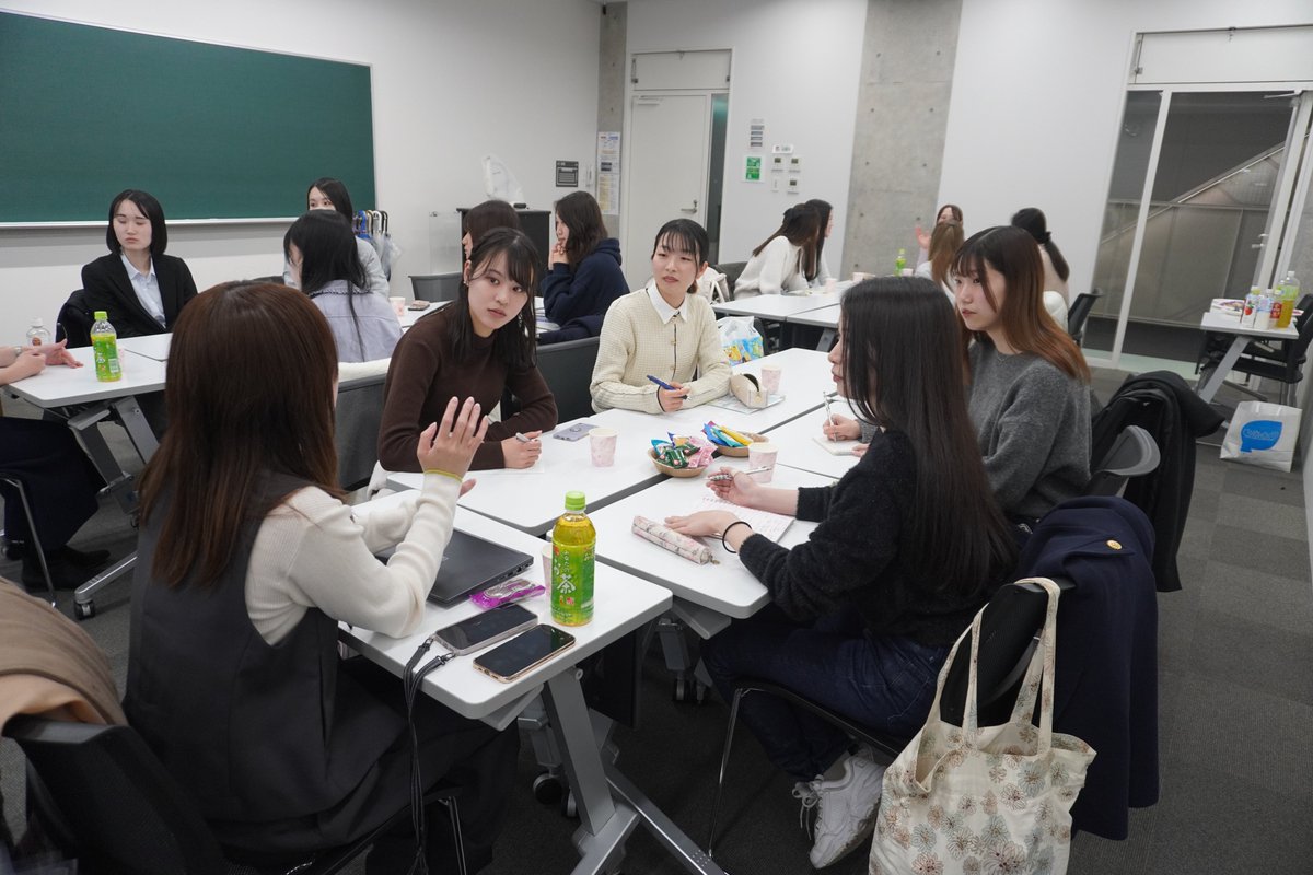 TUS_PR's tweet photo. 【開催報告】2025年3月3日（月）、本学女子学生による有志団体「工学系女子応援プロジェクト.cpeg」主催のOG座談会が葛飾キャンパスで開催され、OG 5名、学生23名が参加しました✨

学生時代の過ごし方や取り組んだ研究内容、就職活動のアドバイスや女性ならではのキャリア形成など、学生からの熱心な質問にOGの方々が丁寧に答えていました📝
