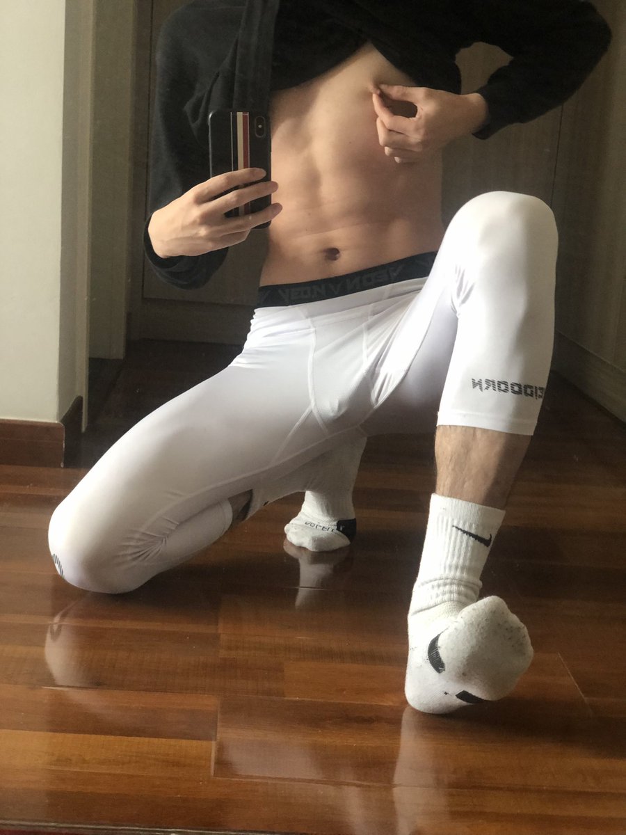 kkCosta's tweet photo. 穿着爸爸的袜子
昨天套着今天穿着
卧槽流水了 https://t.co/2gG7qN9t1l
