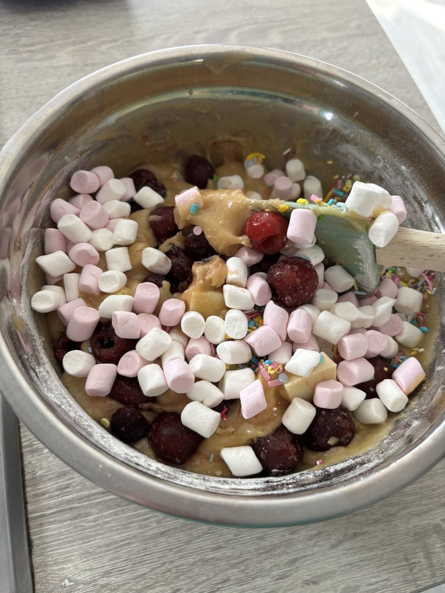 Good morning #teacher5oclockclub and Happy Monday! I hope everyone had a great weekend and are feeling (as prepared) as they can for the start of week 3! I baked some ‘throw everything in’ blondies yesterday 😋 #edutwitter #TEACHers #teachersoftwitter