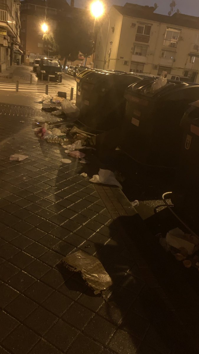 Monii_Morenoo's tweet photo. @MADRID @Lineamadrid de vergüenza!!! Calle Villastar ( Villaverde alto) todos los días…. Y luego las ratas corriendo por ahí!!! https://t.co/kq8LfypLGp