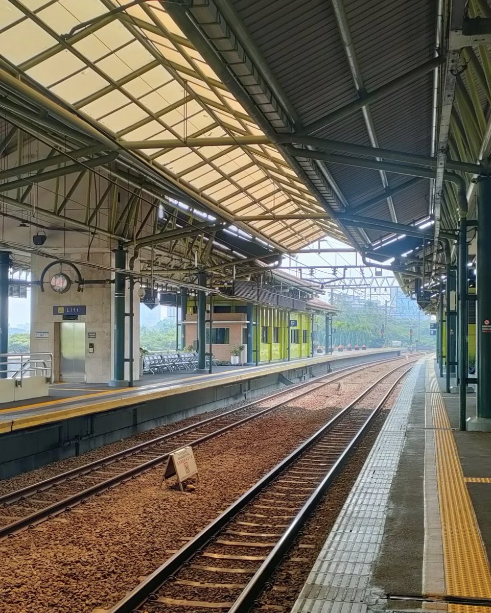 stasiun yg ga semua org bisa naik dari sini.

kamu terlalu gambir buat aku yg pasar senen:(