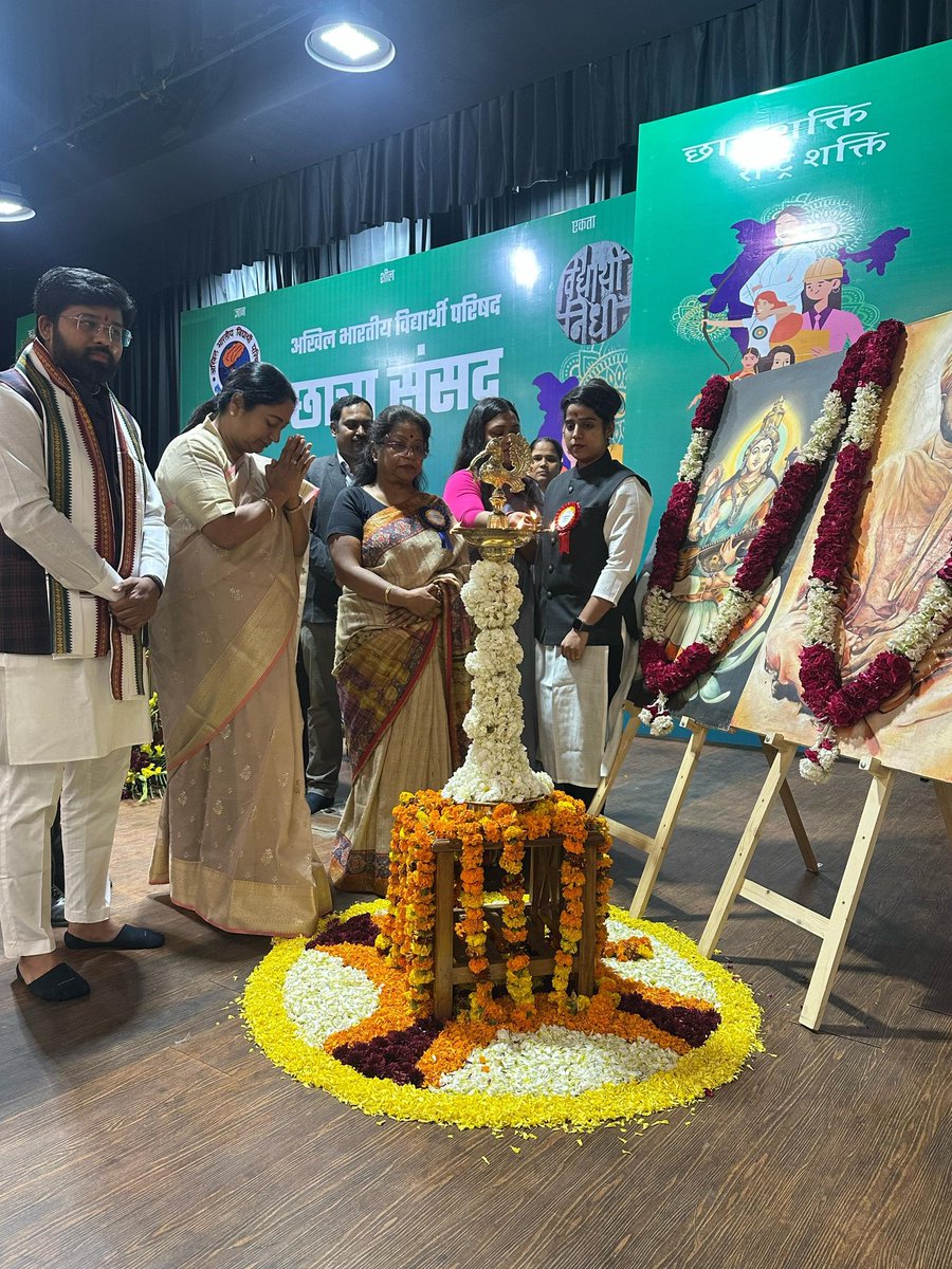 अभाविप द्वारा एनडीएमसी सभागार, नई दिल्ली में आयोजित "छात्रा संसद" का उद्घाटन करती दिल्ली की मुख्यमंत्री <a href="/gupta_rekha/">Rekha Gupta</a> <a href="/ABVPVoice/">ABVP</a> के राष्ट्रीय महामंत्री <a href="/DrVirendraSS/">Dr. Virendra Singh Solanki</a>, राष्ट्रीय छात्रा प्रमुख <a href="/manuks_tj/">Manu sharma kataria</a> राष्ट्रीय मंत्री <a href="/ishaliniverma/">Shalini Verma শালিনী ভার্মা</a> <a href="/ABVPDelhi/">ABVP Delhi</a> के प्रांत अध्यक्ष डा. तपन बिहारी एवं