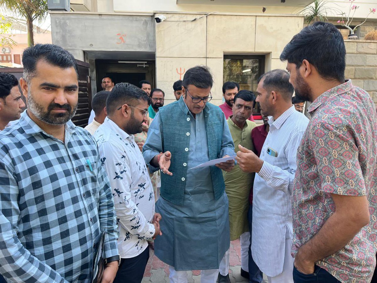 चतुर्थ श्रेणी कर्मचारी भर्ती सिलेबस में राजस्थान GK बढ़वाने की माँग को लेकर आज पूर्व नेता प्रतिपक्ष राजस्थान विधानसभा  माननीय <a href="/Rajendra4BJP/">Rajendra Rathore</a> जी को ज्ञापन देकर निवेदन किया है ।।
माननीय मुख्यमंत्री <a href="/BhajanlalBjp/">Bhajanlal Sharma</a> जी आपके पुनः विशेष निवेदन है चतुर्थ श्रेणी कर्मचारी भर्ती में राजस्थान