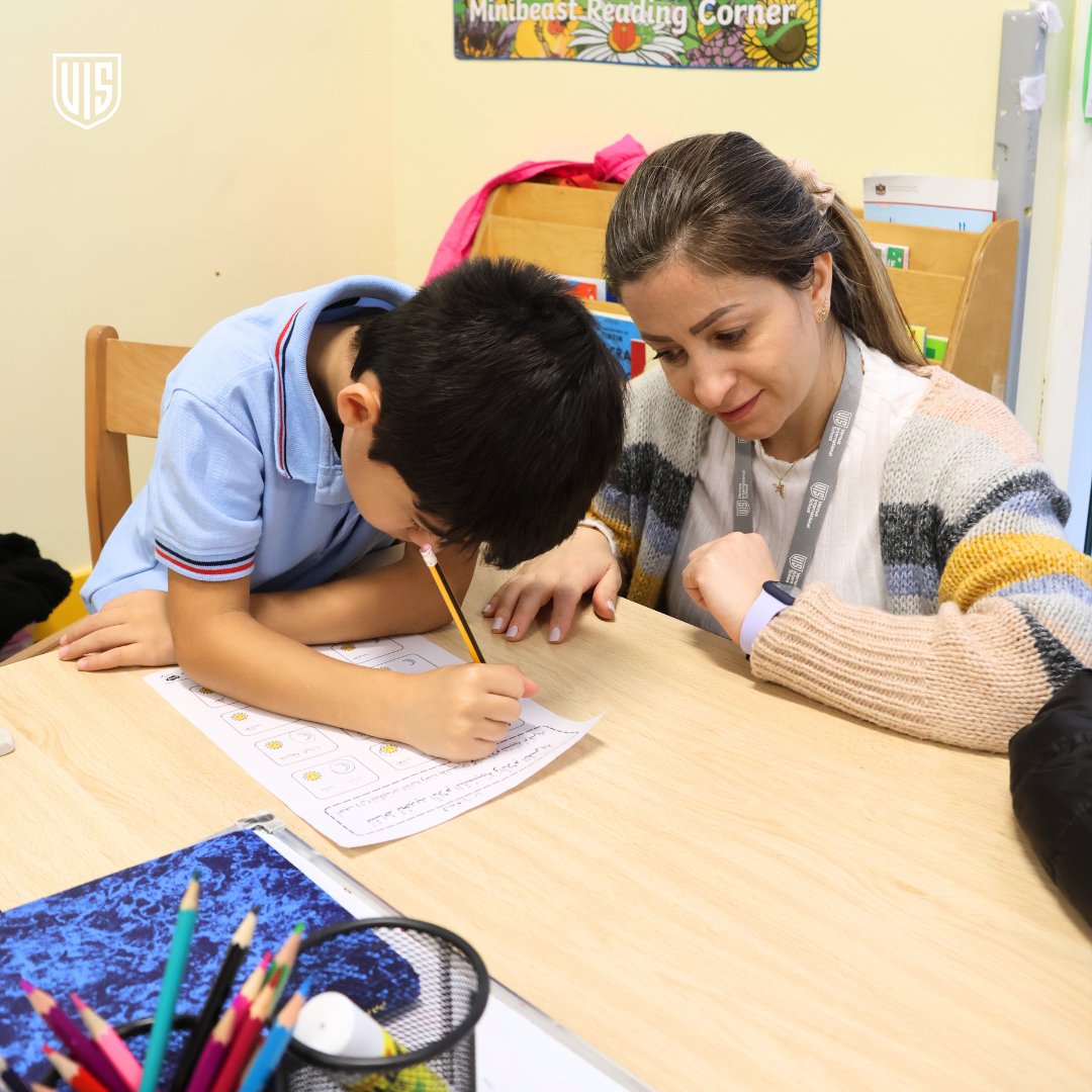 VISDubai's tweet image. Grade 2 students in Arabic class exploring the sun and moon, learning about day and night in a fun and interactive way! 🌞🌙✨
#VISDubai #Dubai #FunLearningActivities #KHDA #DubaiSiliconOasis #arabicclasses #PrimarySchool