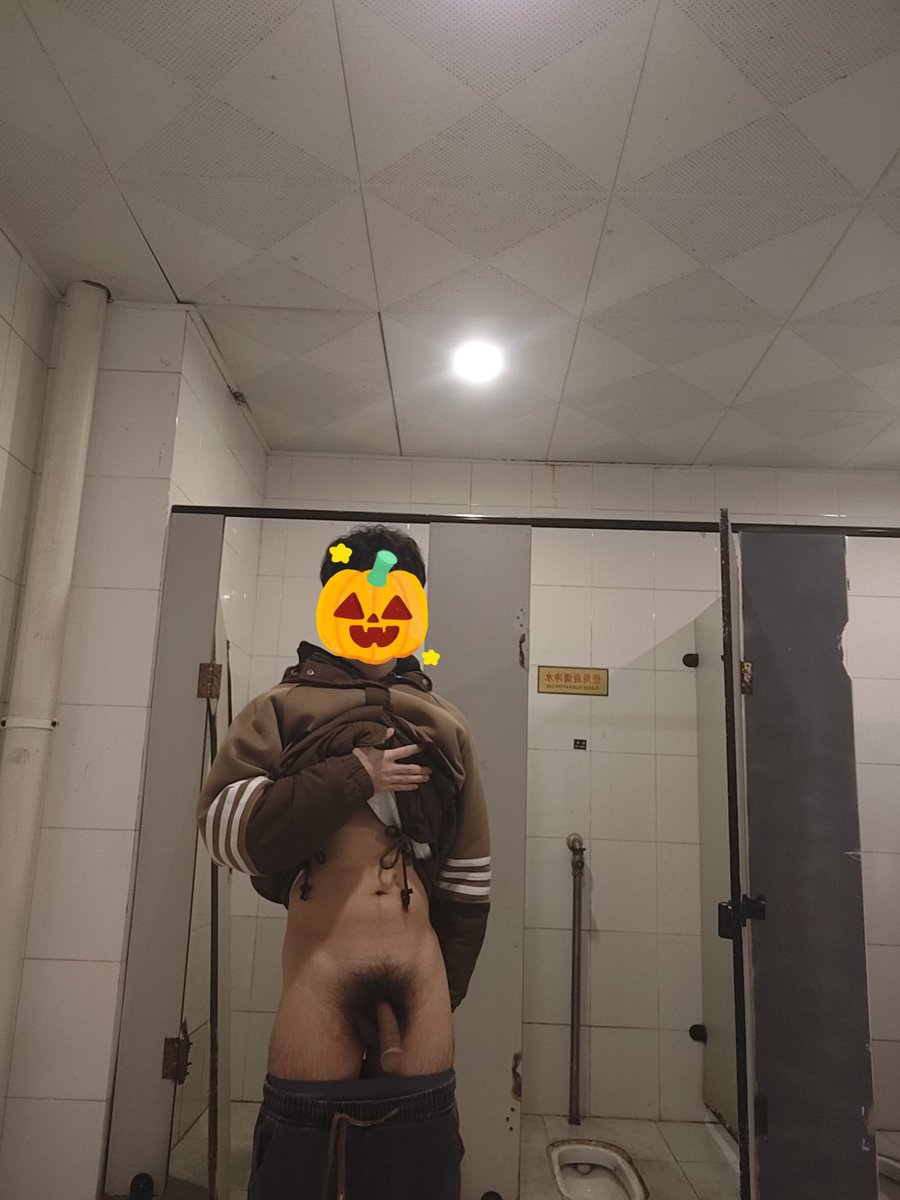 看错课表来早了，教室里没人，只能自己逛一逛，玩一玩了（暗爽）。前置好糊，来个人帮我拍多好。