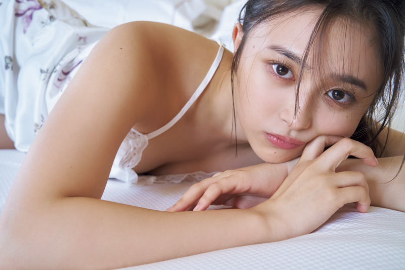 乃木坂46 井上和、サルディーニャ島の プールでファッショナブルな