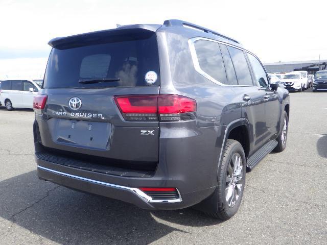 autodirectlk's tweet image. 🚙✨ The rare Metallic Graphite Grey Toyota Land Cruiser LC300 ZX Diesel is on its way to its new owner! 🎯🚢

With Vehicles on Demand, you get the exact colour and options you want—only with Autodirect. 🔥💯

#ToyotaLC300 #VehiclesOnDemand #Autodirect #BespokeLuxury…