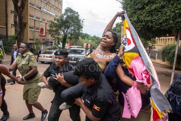 Daily Monitor (@dailymonitor) on Twitter photo OPINION: "The biggest truth NRM leaders refuse to confront is that they have overstayed their welcome.
Ugandans have long been fed up — probably for more than a decade — but the party insists on leading people who are desperate to see its back"- <a href="/kazbuk/">𝐌𝐮𝐬𝐚𝐚𝐳𝐢 NAMITI</a>
bit.ly/4hjefKP OPINION: "The biggest truth NRM leaders refuse to confront is that they have overstayed their welcome.
Ugandans have long been fed up — probably for more than a decade — but the party insists on leading people who are desperate to see its back"- <a href="/kazbuk/">𝐌𝐮𝐬𝐚𝐚𝐳𝐢 NAMITI</a>
bit.ly/4hjefKP