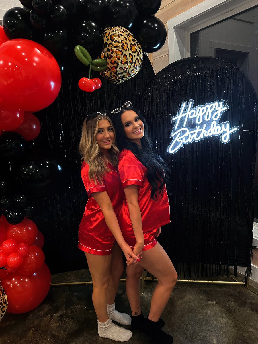 boros_ka's tweet photo. happy bday to my bestie!!! 🥰😘🎉 @abbienicbranch https://t.co/r5nXZOUyt6