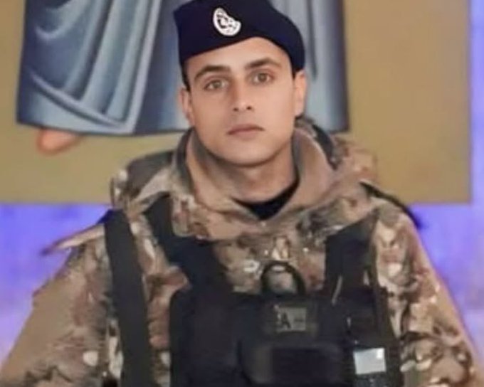تنينن لابسين البدلة
بس الأول استشهد كرمال تراب الوطن
و التاني ما بيعرف شو يعني تراب الوطن
#الجيش_اللبناني