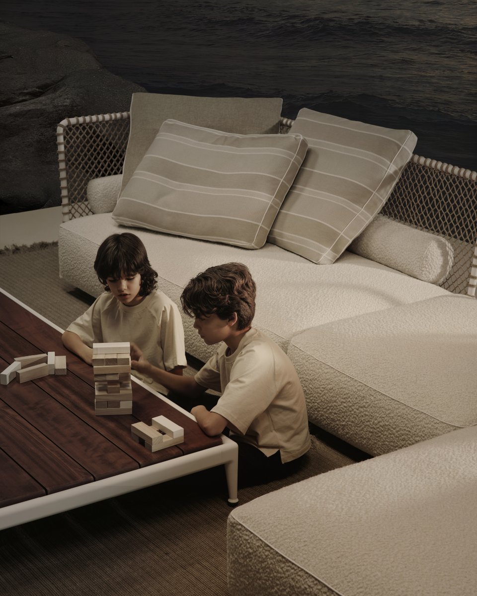 Flexform_ITA's tweet image. Own your outdoors with the Oasis seating system. Its sinuous lines and inviting softness are open to interpretation on an urban patio or spacious rooftop terrace. Create the atmosphere you desire with a custom arrangement adapted to suit your needs and space. #Flexform #Oasis…