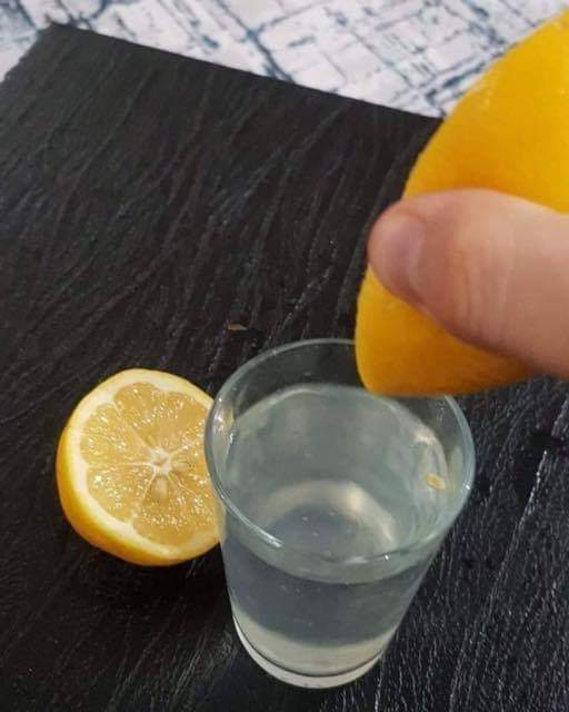 LİMONLU SU

– Malum “Su Hayattır!”. Limonlu su, zengin elektrolitleri ile (potasyum, kalsiyum ve magnezyum) bedenin her köşesini şahanesiyle sular.
2 – Limonlu su, karaciğerin en sevdiğidir. Tüm yiyeceklerden daha fazla enzim üretmesine yardımcı olur.
3 – Limonlu su, karaciğeri