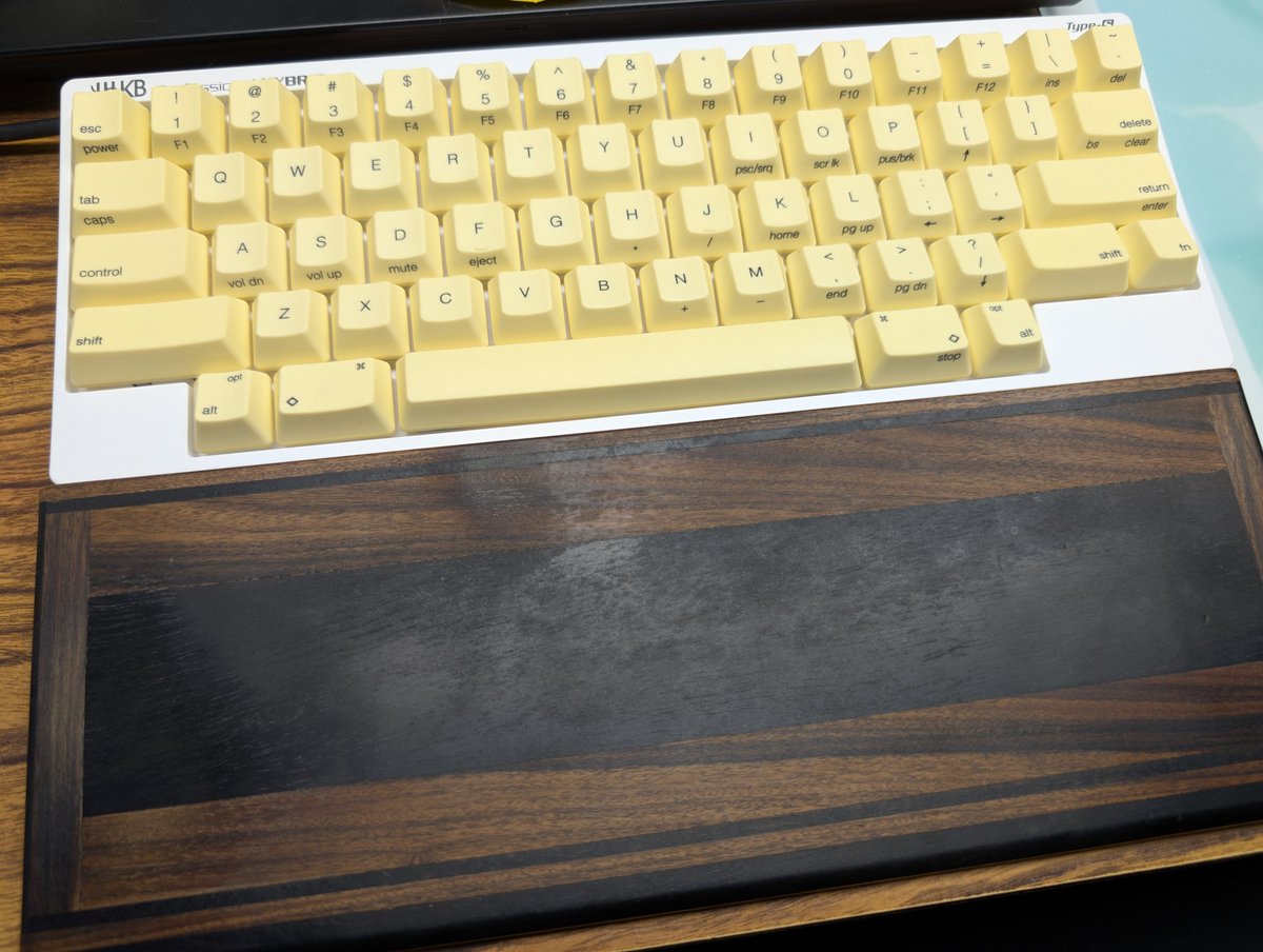 TheProfosist's tweet image. That #Dandelion Yellow with the dark wood is a vibe!
#TechPorn #KeyboardEnthusiast #MechanicalKeyboard
