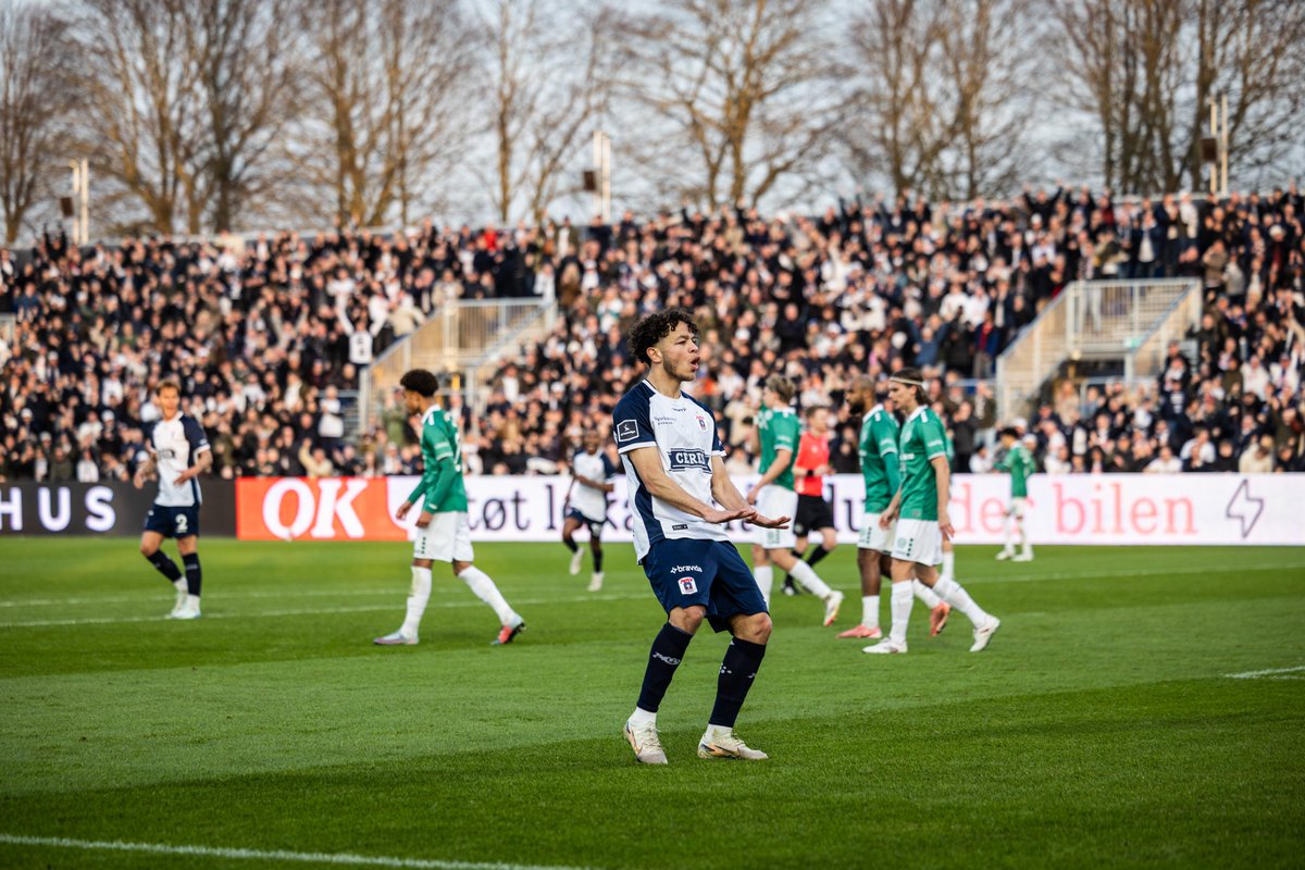 Ikke den mest storslåede kamp i går, men AGF er fortsat ubesejret i 2025, MA bliver ved med at få slutprodukt på, og mesterskabsslutspillet er endegyldigt sikret, så op med hovedet, hviie medfæller! 💪🏻

Her er lidt skarpe fra Matti Kronborg. 📸

#ksdh #agfvff #ultratwitteragf