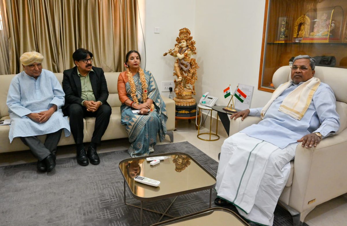 BoskyKhanna's tweet photo. .@siddaramaiah meets #BIFFS awardee ace actor @AzmiShabana &amp; noted writer @Javedakhtarjadu in #Bengaluru. @lkatheeq present
@NewIndianXpress @XpressBengaluru @KannadaPrabha @santwana99 @Cloudnirad @NammaBengaluroo @NammaKarnataka_ https://t.co/iktCBre521