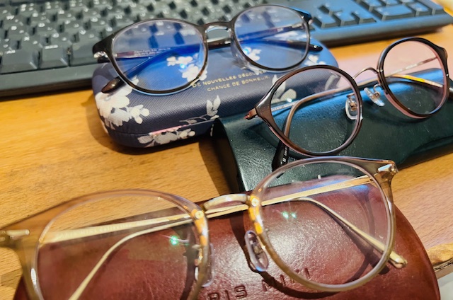 眼鏡コレクション。

用途は　
・ブルーカット
・免許更新対策（遠くがみえる）
・老眼鏡（近くがみえる）
と、分かれてるものの使いこなせてない。

最近、夜の執筆がつらいのだけど
鳥目？用とかの眼鏡もあるのかな🙃

総合的に見えるやつで一つにまとめたい🙋‍♀️