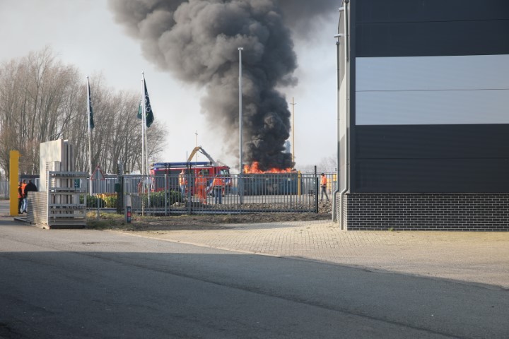 Brandweer blust felle containerbrand bij Virol