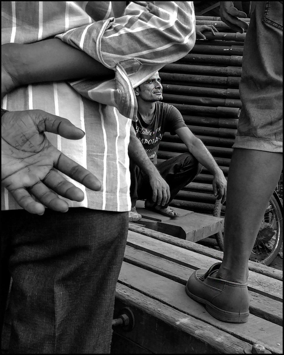 ABhatlekar's tweet image. 15 minutes of Mumbai.!
How many interesting situations one can spot in 15 minutes..??
Only one condition.
Don't stop walking..!!
I got 10.
Take a look, have an imaginative walk with me and let me know if you like this exercise..!!!
#streetphotography
