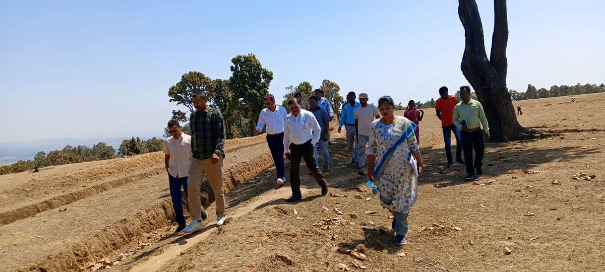BalrampurDist's tweet image. कलेक्टर श्री राजेंद्र कटारा एवं एसपी श्री बैंकर वैभव रमनलाल ने जोकापाठ व लहसूनपाठ का दौरा कर विकास कार्यों और उचित मूल्य दुकान की जांच की, जन चौपाल में समस्याएं सुनीं और समाधान के निर्देश दिए।
#JanChaupal #AdministrativeVisit #ProblemResolution #MNREGA #fooddistribution
