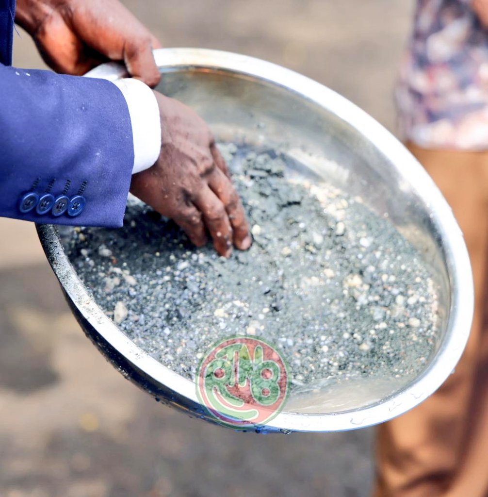 MUKAKARYENDA (@murundiu) on Twitter photo Un nouveau minerai de titane a été découvert au #Burundi. La direction de FANALEK Company a rencontré le Chef de l'État, <a href="/GeneralNeva/">SE Evariste Ndayishimiye</a>, pour lui présenter cette découverte située à Cibitoke et Rumonge.
IYO NZAHABU IKORA INDEGE, UBURUNDI BURAFISE.
<a href="/jumuiya/">East African Community</a> <a href="/LitsaniChoukran/">Litsani Choukran</a>
🎥RTNB Un nouveau minerai de titane a été découvert au #Burundi. La direction de FANALEK Company a rencontré le Chef de l'État, <a href="/GeneralNeva/">SE Evariste Ndayishimiye</a>, pour lui présenter cette découverte située à Cibitoke et Rumonge.
IYO NZAHABU IKORA INDEGE, UBURUNDI BURAFISE.
<a href="/jumuiya/">East African Community</a> <a href="/LitsaniChoukran/">Litsani Choukran</a>
🎥RTNB