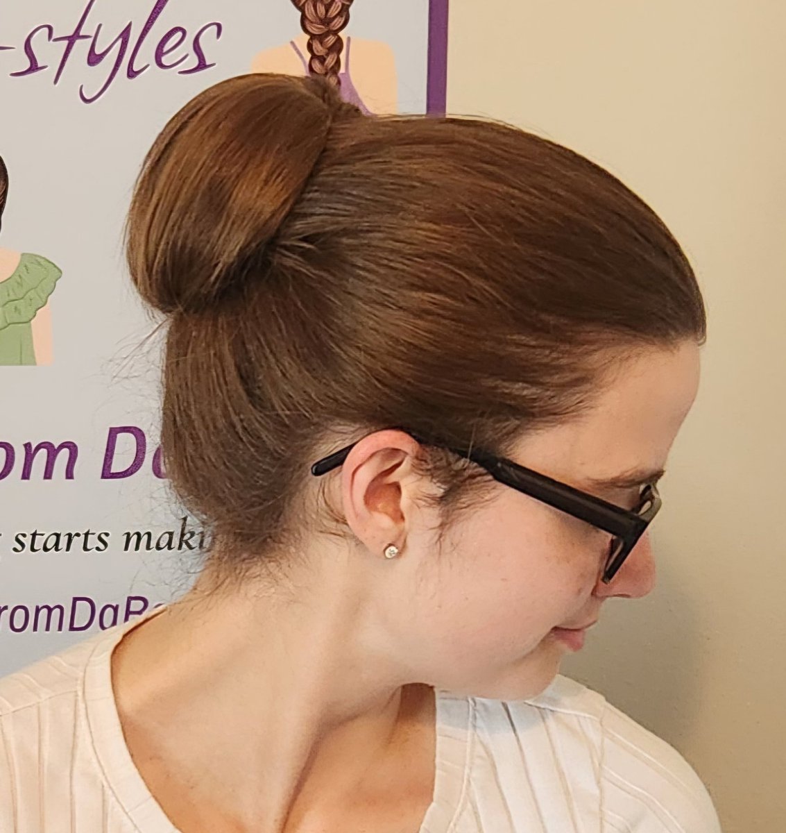 Hair_Da_Bean's tweet image. Sneak peek of tomorrow's YouTube video! Check it out on my channel youtube.com/@HairTipsfromD… 

#chestnutbun #bubblebun #hairtutorials #haireducation #hairinfluencer