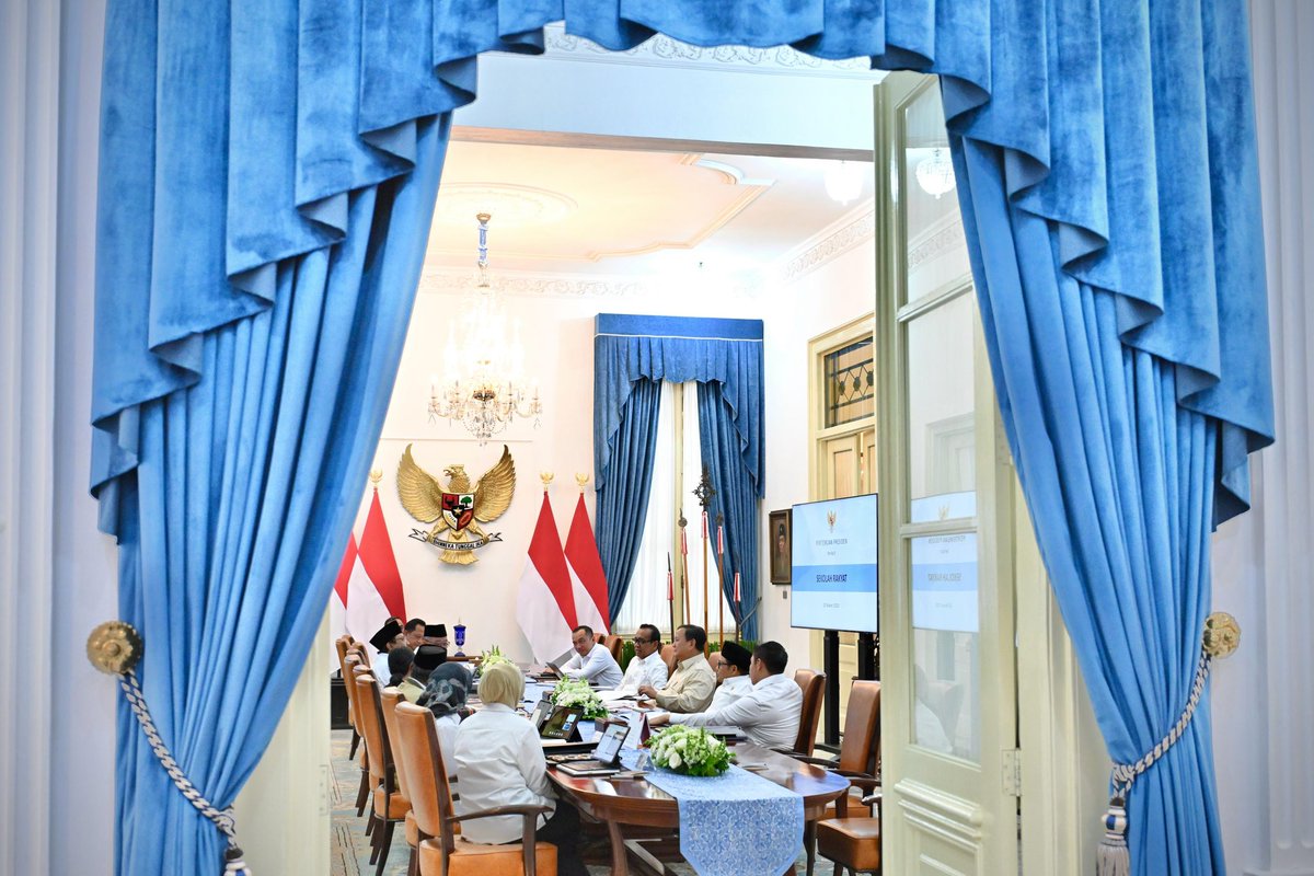 Dalam rapat terbatas bersama Presiden <a href="/prabowo/">Prabowo Subianto</a> dan jajaran menteri, kami terus mematangkan konsep Sekolah Rakyat.

Sekolah Rakyat adalah wujud nyata akses pendidikan berkualitas bagi masyarakat kecil.

Penerimaan siswa akan berbasis DTSEN (Data Tunggal Sosial Ekonomi Nasional),