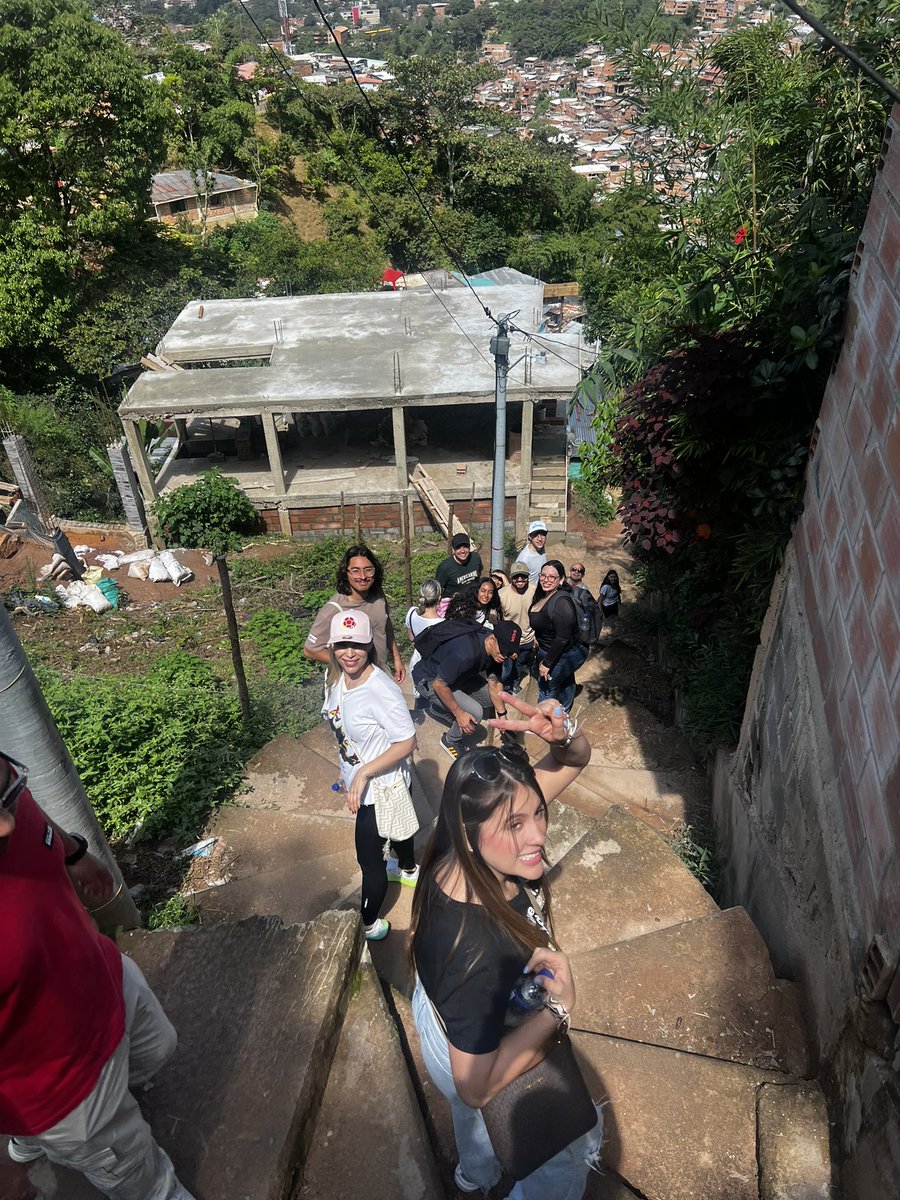 El sábado pasado estuvimos con mis estudiantes del curso Instrumentos de Intervención Públicos <a href="/mgppeafit/">Maestría en Gobierno y Políticas Publicas</a> <a href="/FEG_EAFIT/">Finanzas, Economía y Gobierno</a> <a href="/EAFIT/">Universidad EAFIT</a> haciendo nuestra salida del curso a la Comuna 8, el barrio La Sierra, el Jardín Circunvalar y el Centro Cultural las Estancias. Recorrido que hicimos en