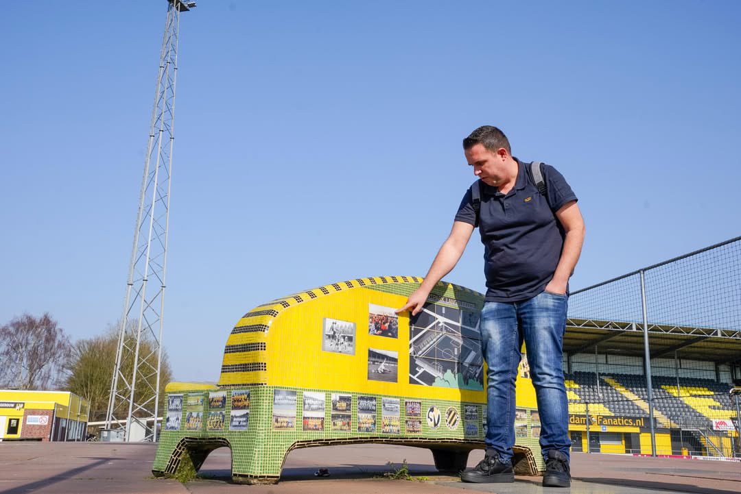 zangerhenkjan's tweet image. Hoog bezoek uit Rotterdam ! 🇳🇬 @ProExcelsior kwam gisteren langs in Veendam voor een reportage aan de Langeleegte. Mooie dingen ! 💛🖤❤️🖤 #scveendam #Excelsior