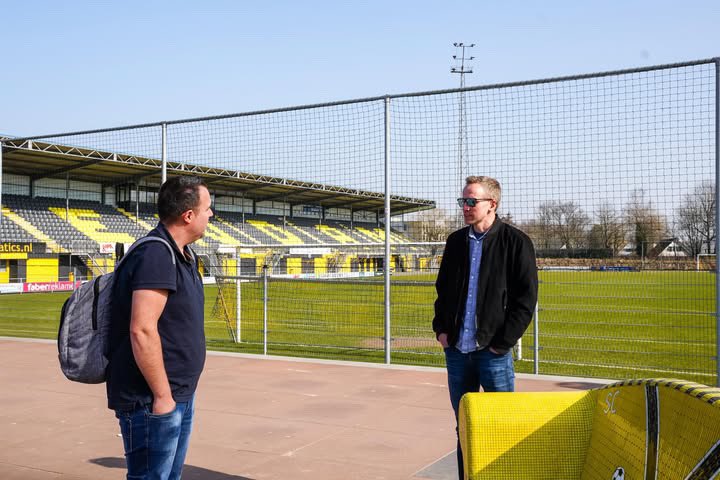 zangerhenkjan's tweet image. Hoog bezoek uit Rotterdam ! 🇳🇬 @ProExcelsior kwam gisteren langs in Veendam voor een reportage aan de Langeleegte. Mooie dingen ! 💛🖤❤️🖤 #scveendam #Excelsior