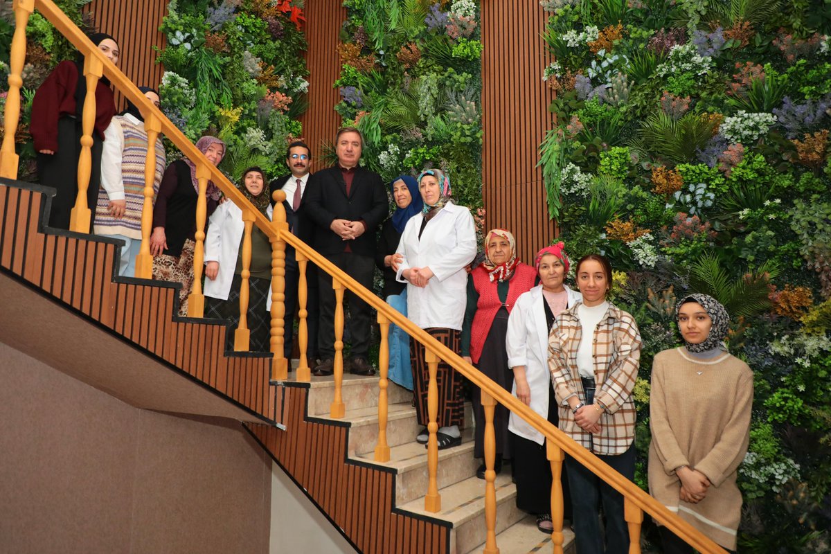 📍 *Refahiye*

Refahiye ilçemizi ziyaret ettik.

👉Refahiye ilçemizde kurulan yılda 2 milyon arı kovanı çıtası üretim kapasiteli atölyemizi ziyaret ettik.

Erzincan Türkiye'de bal üretiminde önemli bir yere sahip. Açılan atölyemiz çıta, petek ve kovan üretimi yaparak ilçe