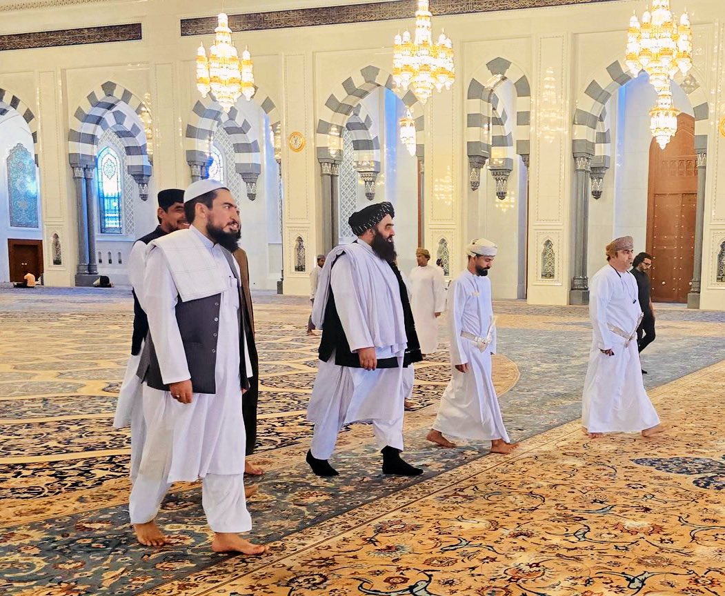 وزير الخارجية الأفغانية حظى بترحيب حارٍ في العاصمة العمانية، مسقط في زيارته الأولى اليها واستقبله الشعب بوجه بشوش. 

شكراً سلطنة عمان 🇴🇲 دولةً وشعباً !