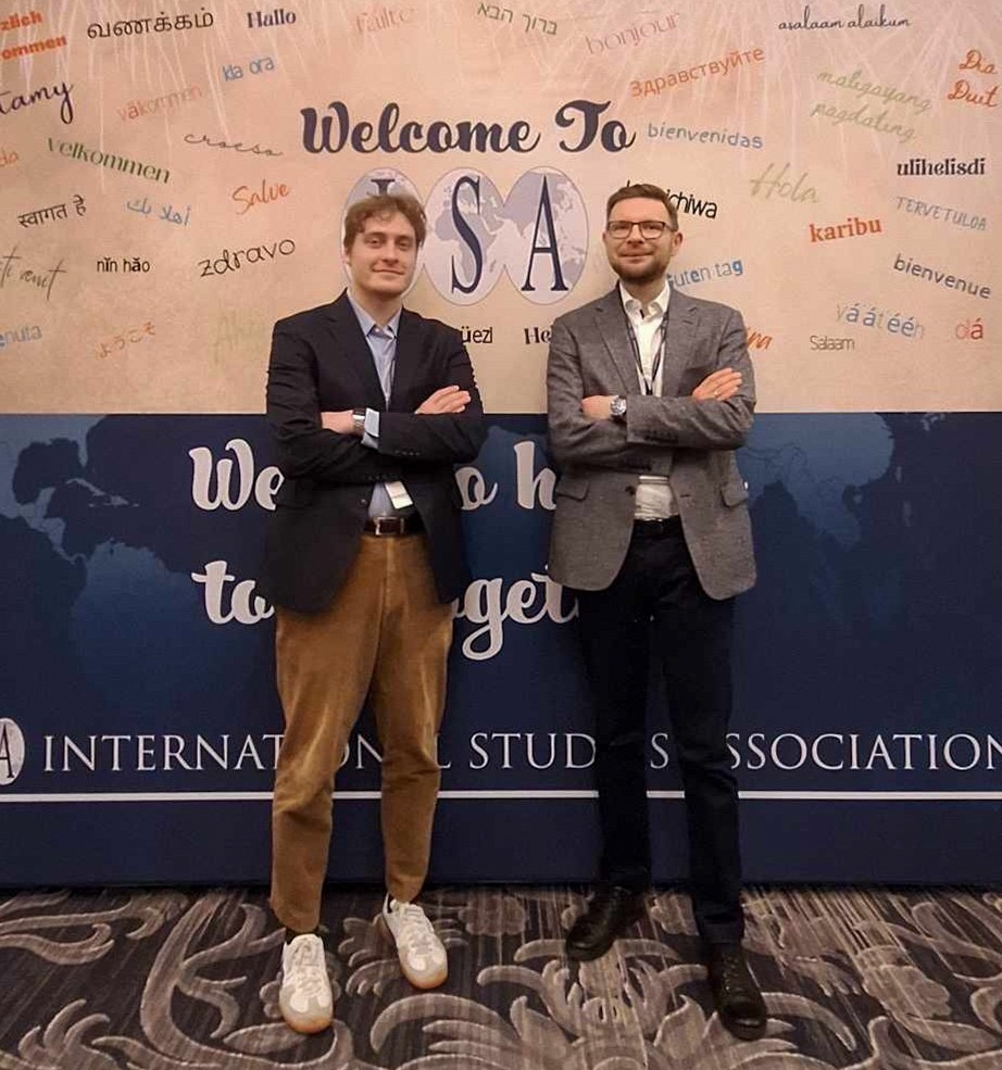 WNPiD UAM (@wnpid) on Twitter photo Dr R. Wiśniewski i mgr M. Sokolski wzięli udział w konwencji International Studies Association. W Chicago zaprezentowali wyniki badań przeprowadzonych w ramach projektu dot. zagranicznej polityki gospodarczej Niemiec, finansowanego przez <a href="/NCN_PL/">Narodowe Centrum Nauki</a>. Więcej: tiny.pl/q0mj7f7b Dr R. Wiśniewski i mgr M. Sokolski wzięli udział w konwencji International Studies Association. W Chicago zaprezentowali wyniki badań przeprowadzonych w ramach projektu dot. zagranicznej polityki gospodarczej Niemiec, finansowanego przez <a href="/NCN_PL/">Narodowe Centrum Nauki</a>. Więcej: tiny.pl/q0mj7f7b