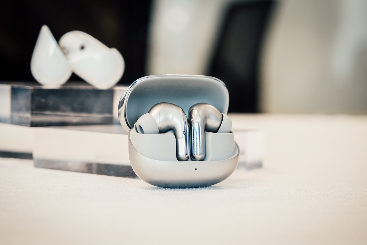 MEnfrentadas's tweet photo. 🎧✨ ¡Adiós, Bluetooth! Los Xiaomi Buds 5 Pro Wi-Fi llegan con Qualcomm XPAN para audio sin pérdidas y hasta 4,2 Mbps. 🔥
🔄 Cambian entre Wi-Fi y Bluetooth según la red.
💰 Desde 199,99 €. Pero ojo: solo algunos Xiaomi son compatibles.
#Xiaomi #Buds5Pro #AudioHiFi https://t.co/1xDeIPILRR