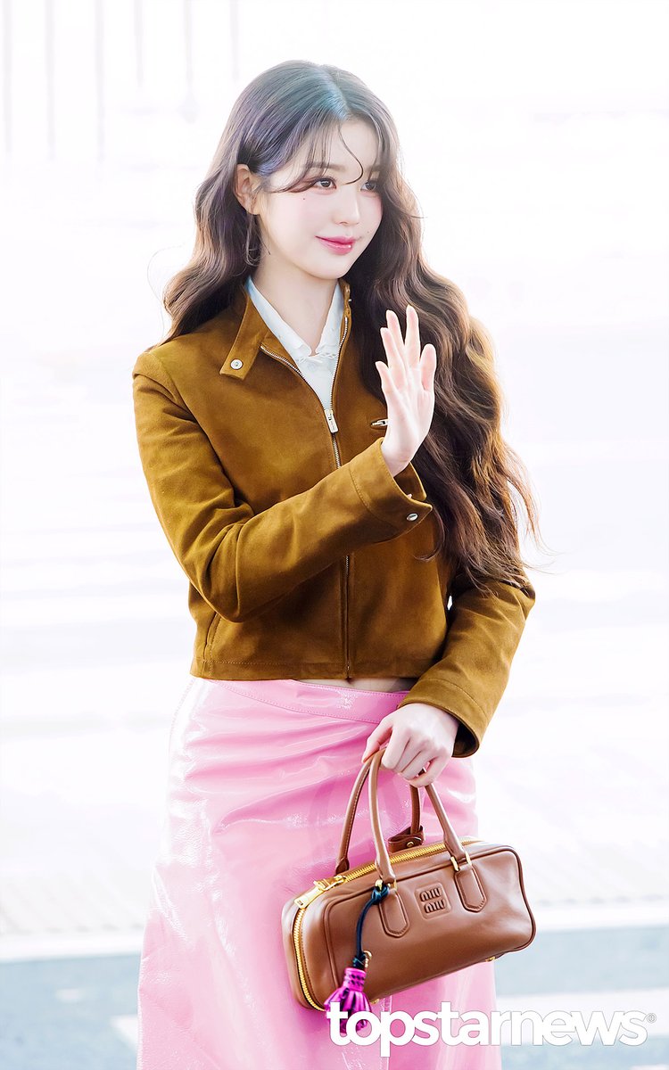 TSN_PHOTO's tweet image. 아이브 장원영, ‘인형 비주얼의 완성 럭키비키’ (인천공항 출국) [HD포토] #파리패션위크 #인천공항 #출국 #입국 #프리뷰 #아이브 #IVE #장원영 topstarnews.net/news/articleVi… &amp;lt;- Original Photo